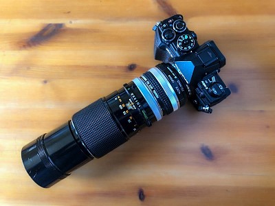 Die kleine Olympus mit dem 200er Canon mit ausgefahrener Sonnenblende, 2fach Konverter und Adapter